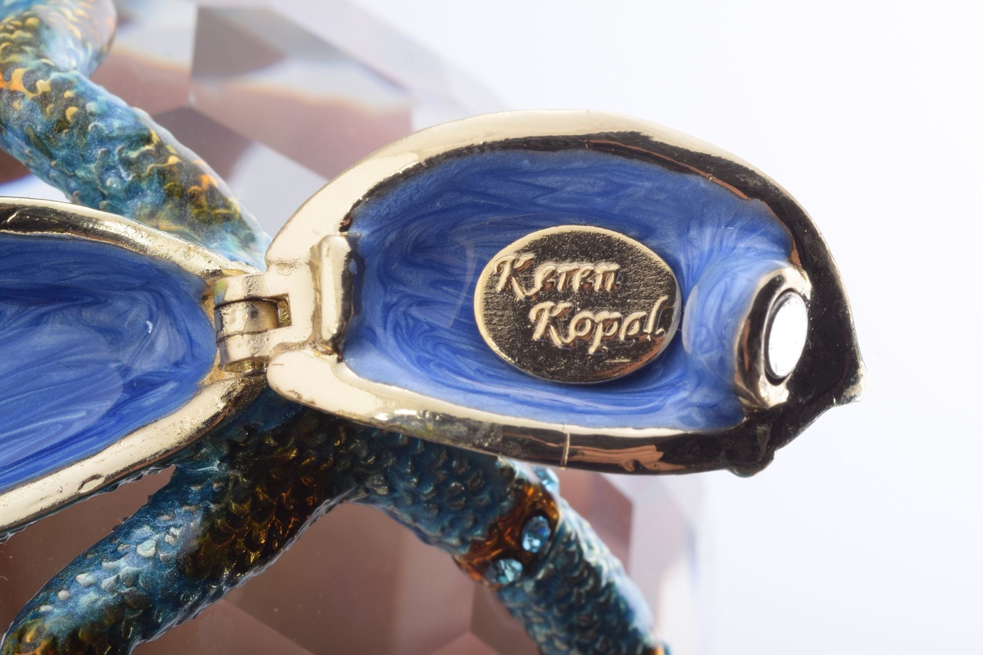 Chameleon shaped object with 'Keren Kopal' branding